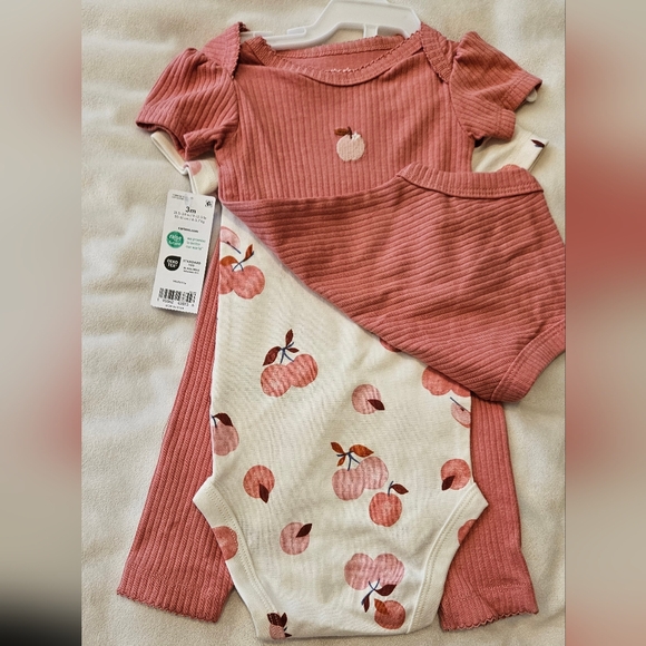 ✨️PRICE DROP✨️ NWT Baby 3-Piece Little Apple Character Set - Picture 1 of 2